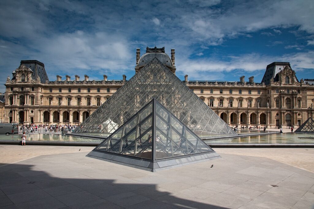 paris itinerary with kids, louvre pyramid