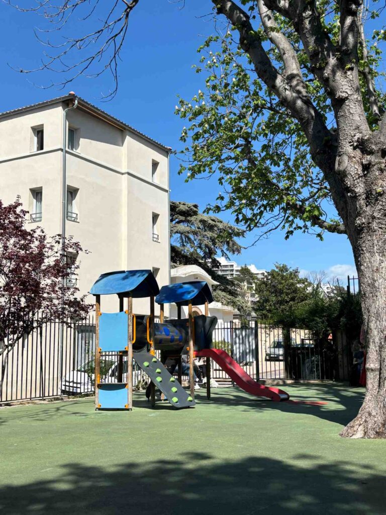 Cassis-with-kids-playground-the-Knowledge-Nuggets