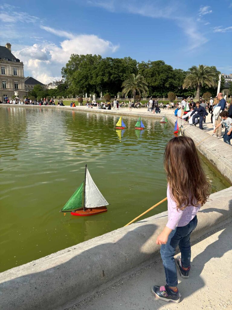 Luxembourg Gardens with kids_sailboat_the knowledge nuggets