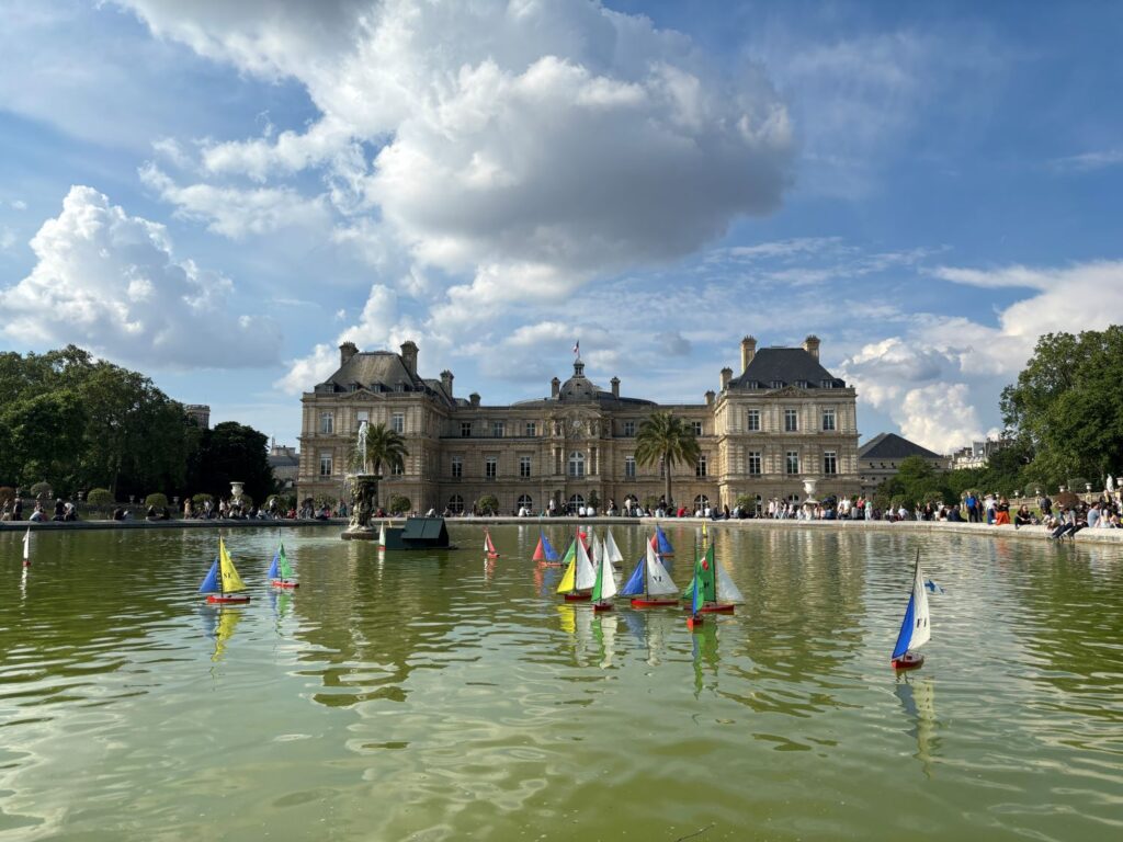 Luxembourg Gardens with kids_sailboats_the knowledge nuggets