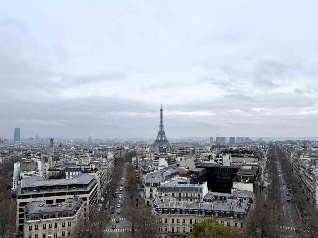 arc de triomphe with kids_terrace view_the knowledge nuggets