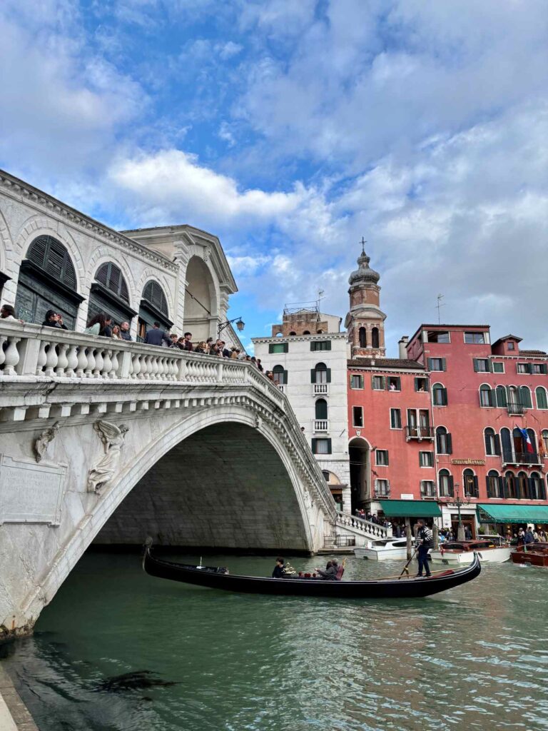 gondola rialto-venice-the knowledge nuggets
