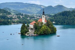 lake bled with kids_viewpoint3_the knowledge nuggets