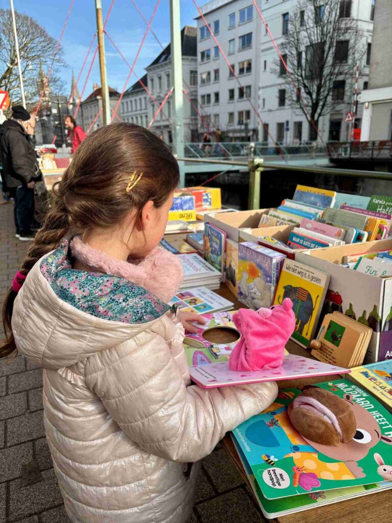 ghent with kids_book market_the knowledge nuggets