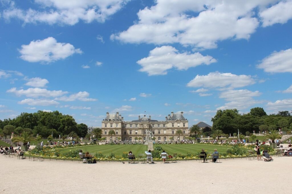 jardin du luxembourg lawn